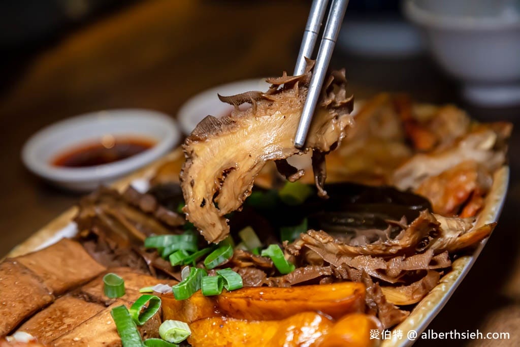 小巷子清燉牛肉麵中壢店｜威尼斯影城旁，湯頭清爽甘甜，滷味配辣椒超讚！