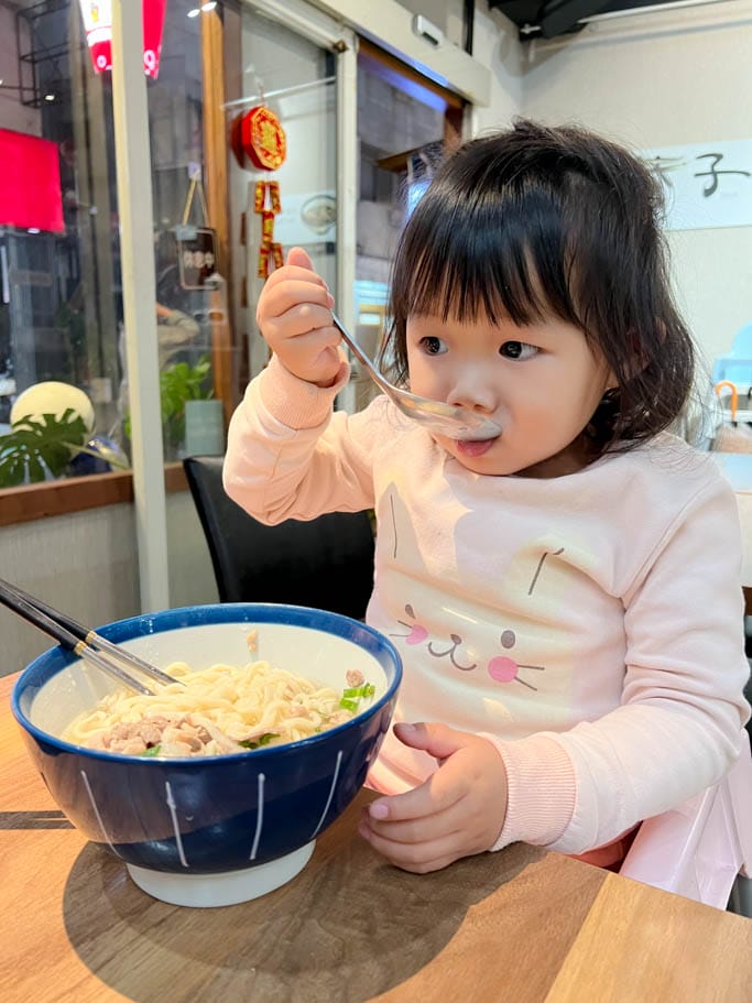 小巷子清燉牛肉麵中壢店｜威尼斯影城旁，湯頭清爽甘甜，滷味配辣椒超讚！