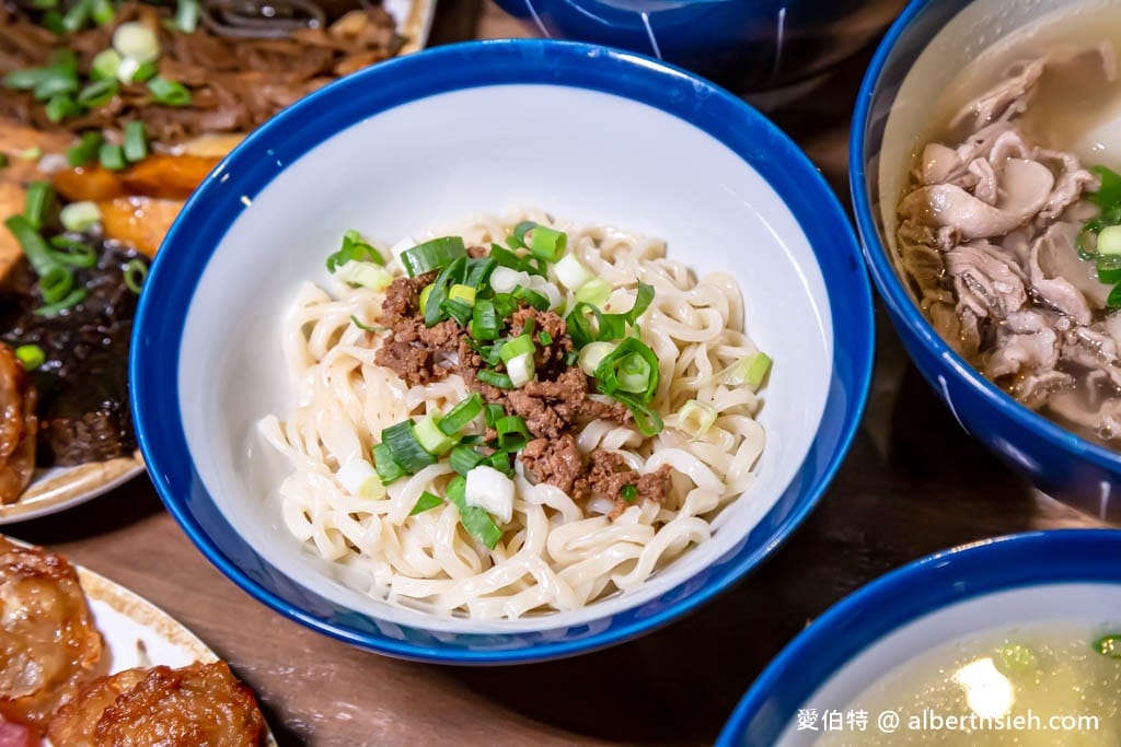 小巷子清燉牛肉麵中壢店｜威尼斯影城旁，湯頭清爽甘甜，滷味配辣椒超讚！