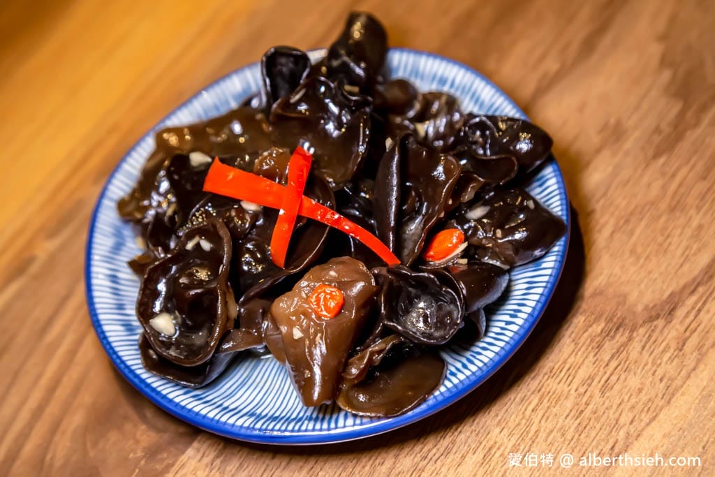 小巷子清燉牛肉麵中壢店｜威尼斯影城旁，湯頭清爽甘甜，滷味配辣椒超讚！