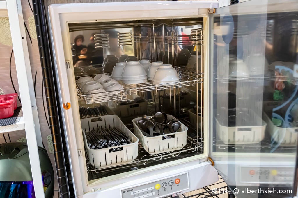 小巷子清燉牛肉麵中壢店｜威尼斯影城旁，湯頭清爽甘甜，滷味配辣椒超讚！