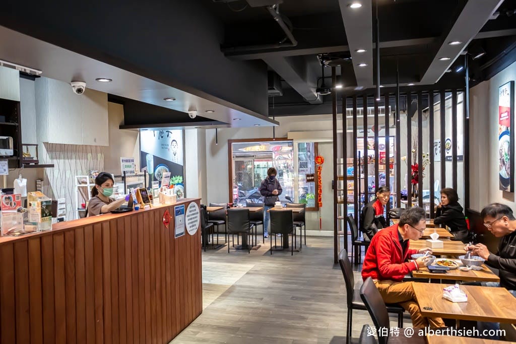 小巷子清燉牛肉麵中壢店｜威尼斯影城旁，湯頭清爽甘甜，滷味配辣椒超讚！
