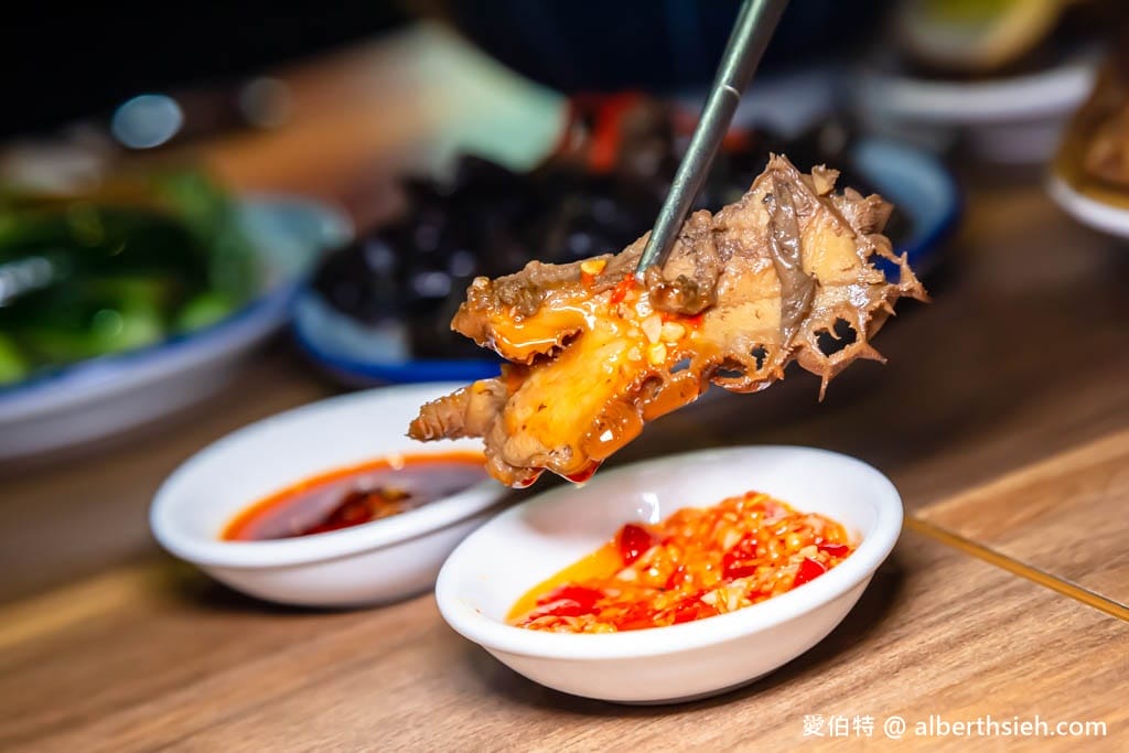 小巷子清燉牛肉麵中壢店｜威尼斯影城旁，湯頭清爽甘甜，滷味配辣椒超讚！