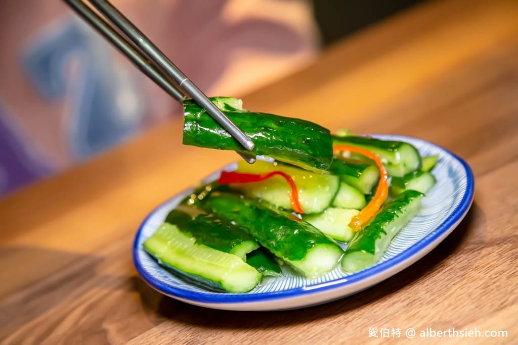 小巷子清燉牛肉麵中壢店｜威尼斯影城旁，湯頭清爽甘甜，滷味配辣椒超讚！