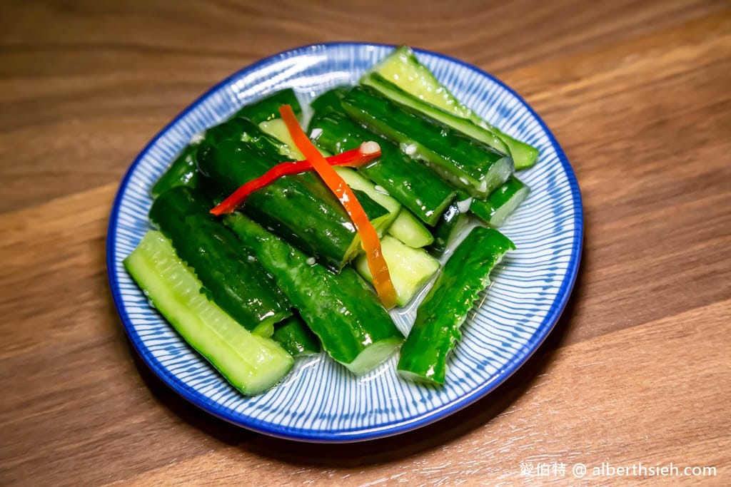 小巷子清燉牛肉麵中壢店｜威尼斯影城旁，湯頭清爽甘甜，滷味配辣椒超讚！