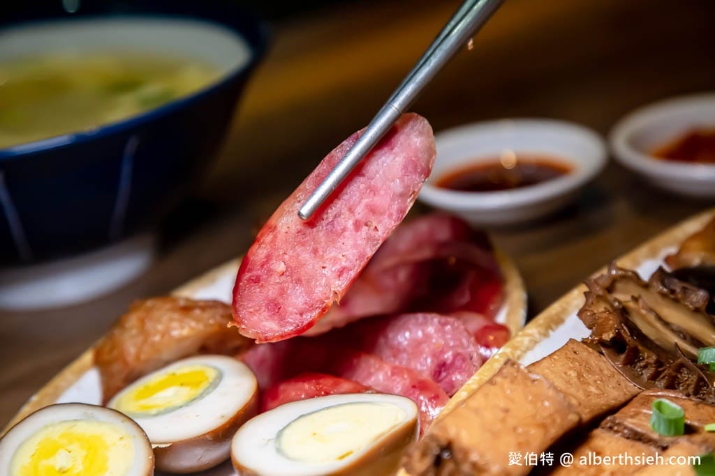小巷子清燉牛肉麵中壢店｜威尼斯影城旁，湯頭清爽甘甜，滷味配辣椒超讚！