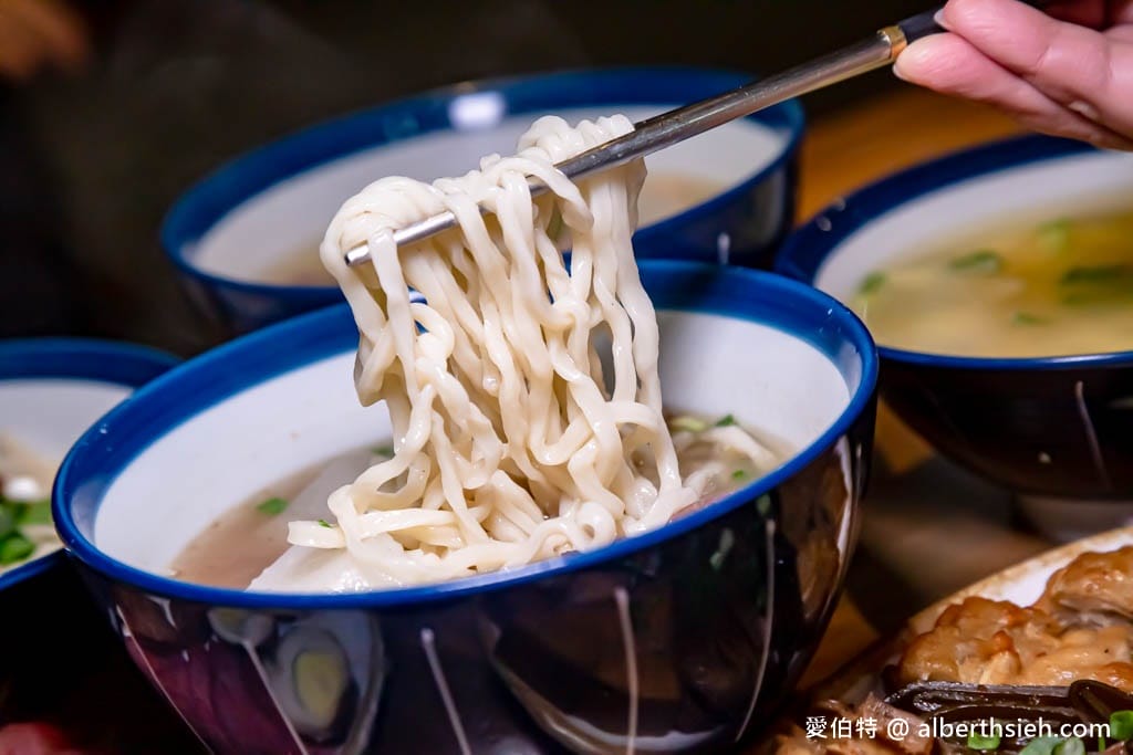 小巷子清燉牛肉麵中壢店｜威尼斯影城旁，湯頭清爽甘甜，滷味配辣椒超讚！
