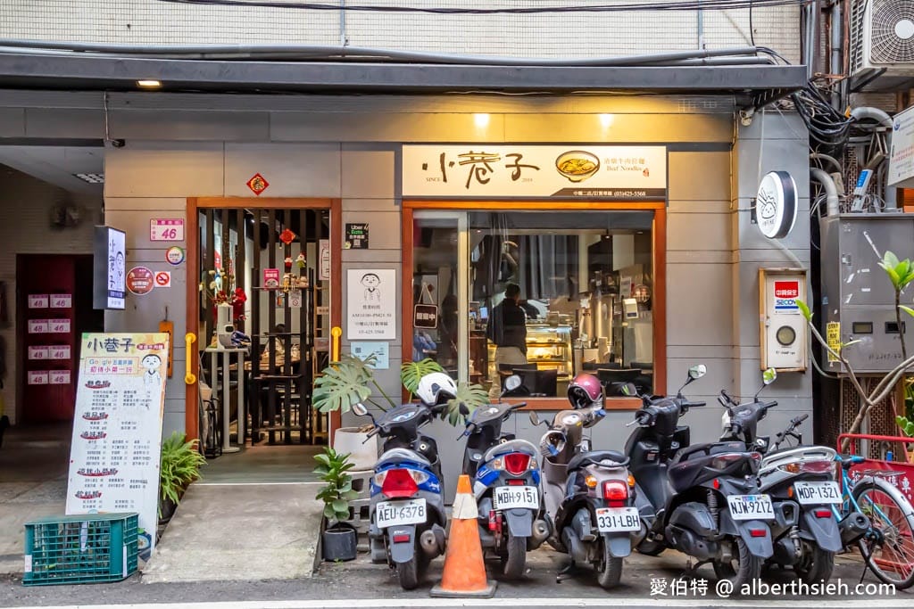 小巷子清燉牛肉麵中壢店｜威尼斯影城旁，湯頭清爽甘甜，滷味配辣椒超讚！