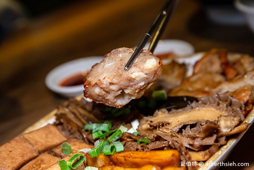 小巷子清燉牛肉麵中壢店｜威尼斯影城旁，湯頭清爽甘甜，滷味配辣椒超讚！