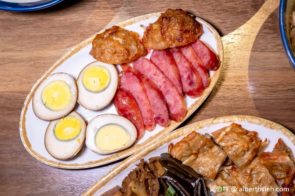 小巷子清燉牛肉麵中壢店｜威尼斯影城旁，湯頭清爽甘甜，滷味配辣椒超讚！