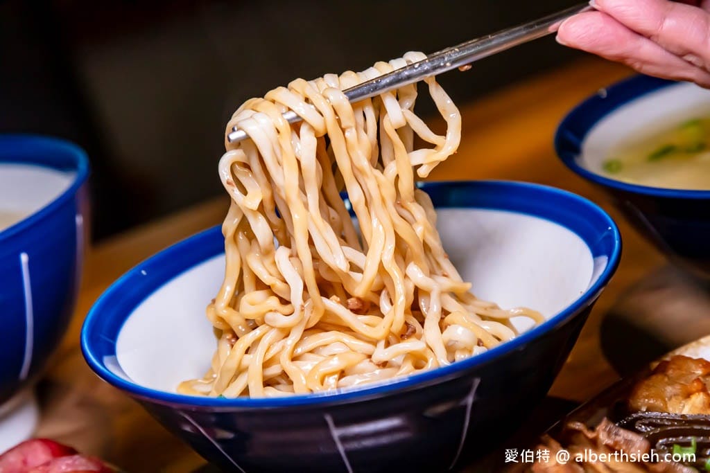 小巷子清燉牛肉麵中壢店｜威尼斯影城旁，湯頭清爽甘甜，滷味配辣椒超讚！