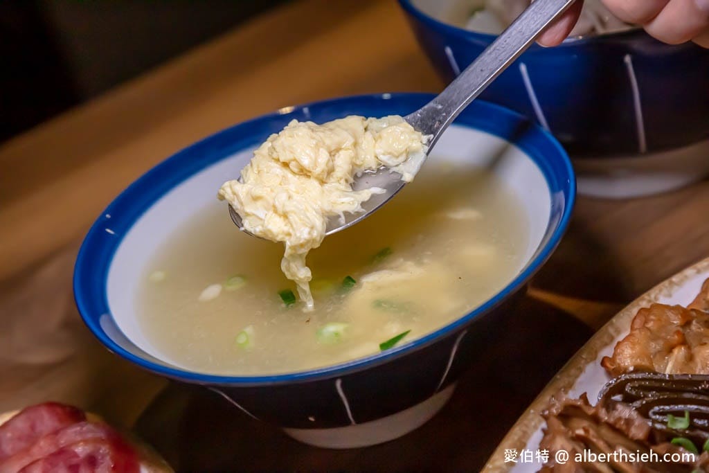 小巷子清燉牛肉麵中壢店｜威尼斯影城旁，湯頭清爽甘甜，滷味配辣椒超讚！