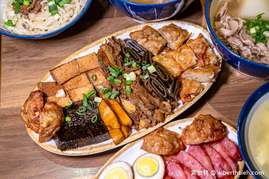 小巷子清燉牛肉麵中壢店｜威尼斯影城旁，湯頭清爽甘甜，滷味配辣椒超讚！