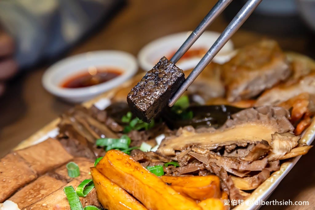 小巷子清燉牛肉麵中壢店｜威尼斯影城旁，湯頭清爽甘甜，滷味配辣椒超讚！