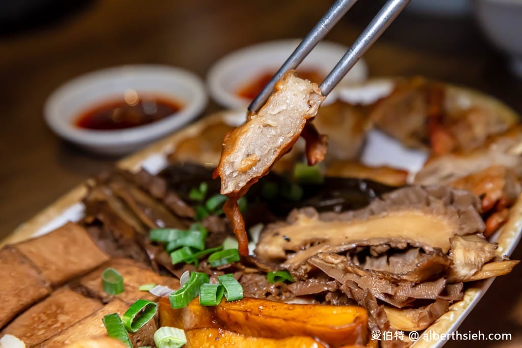 小巷子清燉牛肉麵中壢店｜威尼斯影城旁，湯頭清爽甘甜，滷味配辣椒超讚！