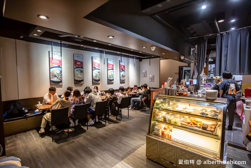 小巷子清燉牛肉麵中壢店｜威尼斯影城旁，湯頭清爽甘甜，滷味配辣椒超讚！