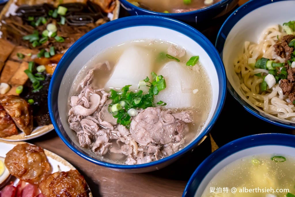 小巷子清燉牛肉麵中壢店｜威尼斯影城旁，湯頭清爽甘甜，滷味配辣椒超讚！