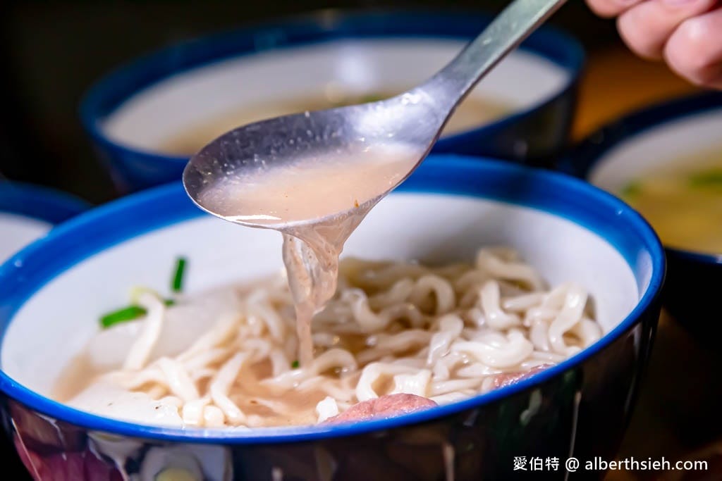 小巷子清燉牛肉麵中壢店｜威尼斯影城旁，湯頭清爽甘甜，滷味配辣椒超讚！