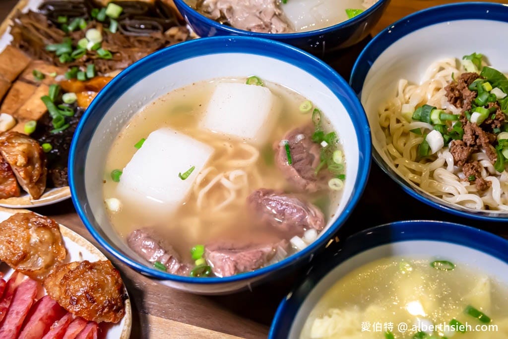 小巷子清燉牛肉麵中壢店｜威尼斯影城旁，湯頭清爽甘甜，滷味配辣椒超讚！