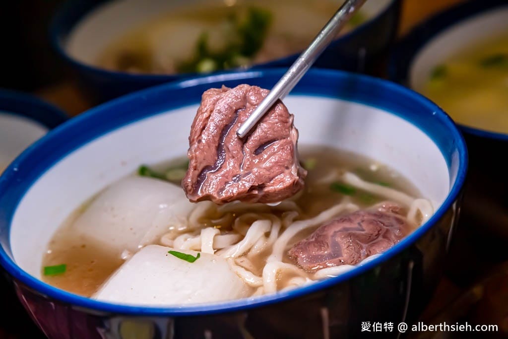 小巷子清燉牛肉麵中壢店｜威尼斯影城旁，湯頭清爽甘甜，滷味配辣椒超讚！
