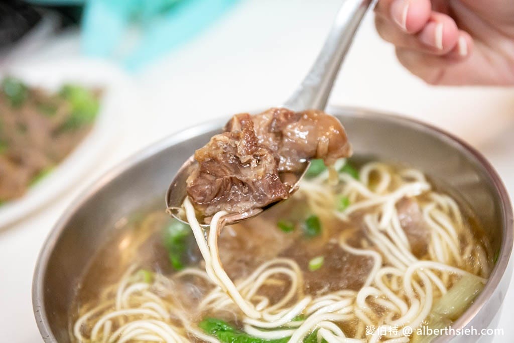高雄苓雅黃家牛肉麵｜午餐限定沙茶牛肉燴飯必點好吃