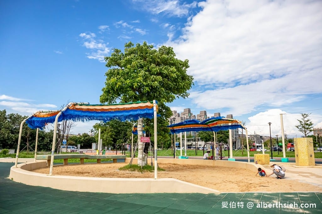 苗栗竹南獅山親子公園｜七彩火炎山溜滑梯，沙坑，玩水區