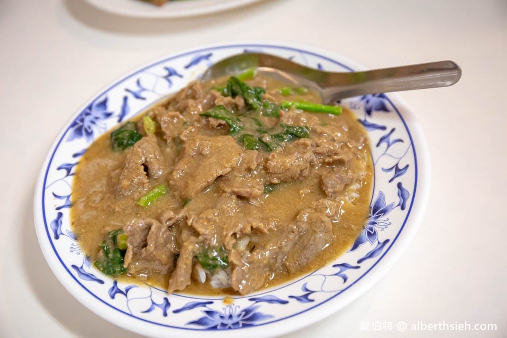 高雄苓雅黃家牛肉麵｜午餐限定沙茶牛肉燴飯必點好吃