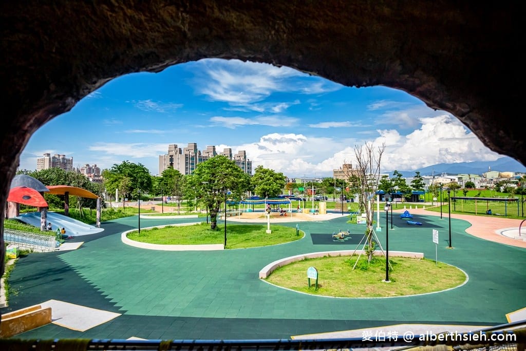 苗栗竹南獅山親子公園｜七彩火炎山溜滑梯，沙坑，玩水區