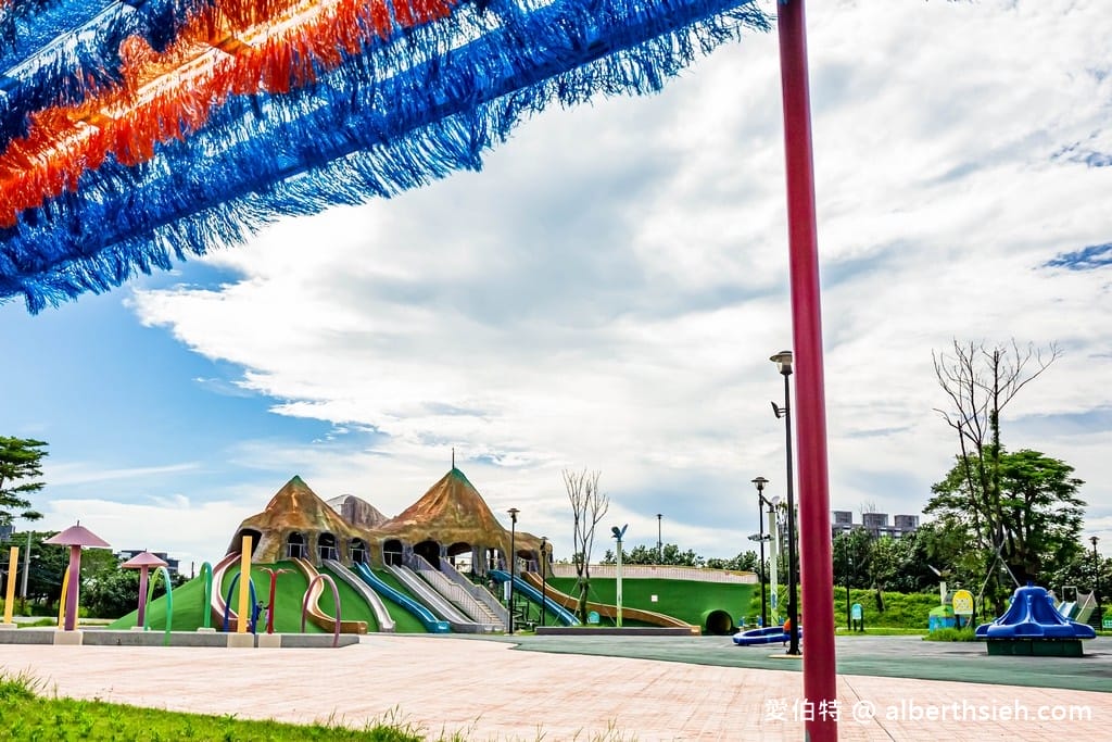 苗栗竹南獅山親子公園｜七彩火炎山溜滑梯，沙坑，玩水區