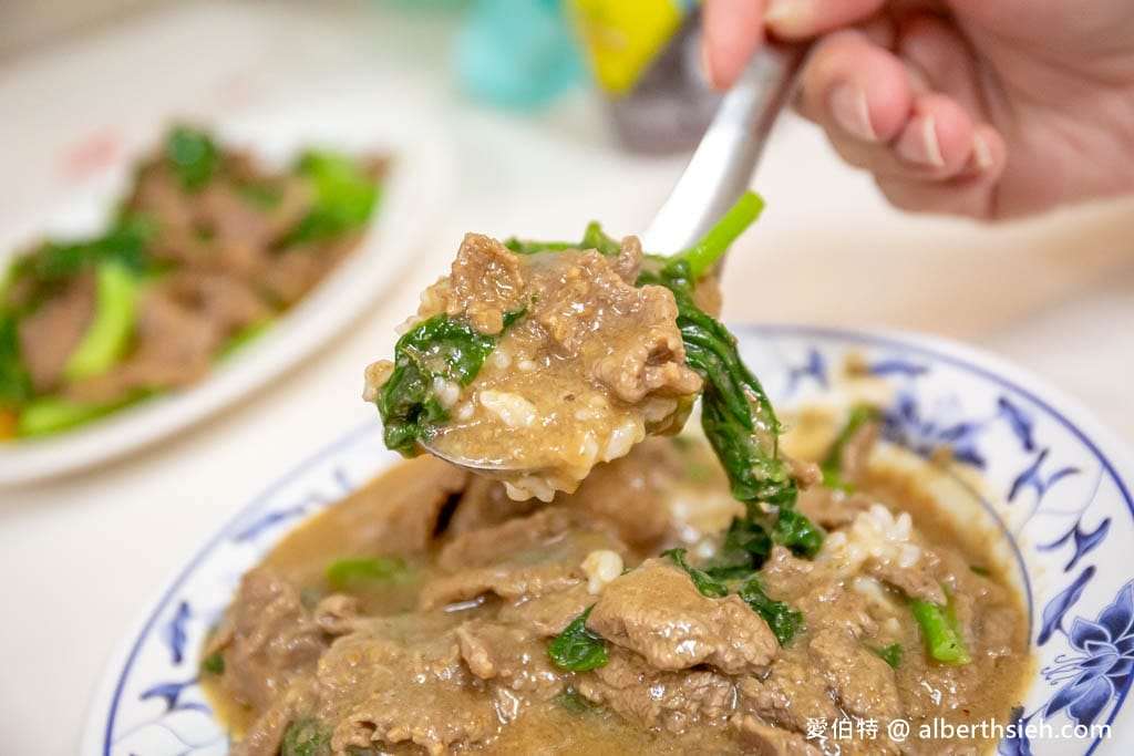 高雄苓雅黃家牛肉麵｜午餐限定沙茶牛肉燴飯必點好吃