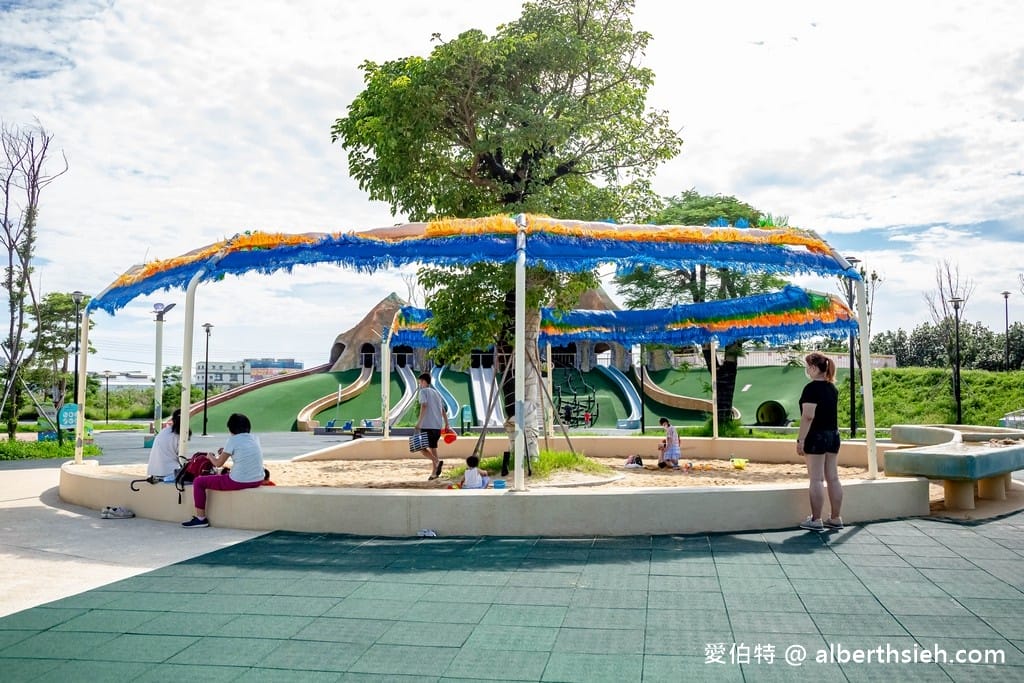 苗栗竹南獅山親子公園｜七彩火炎山溜滑梯，沙坑，玩水區