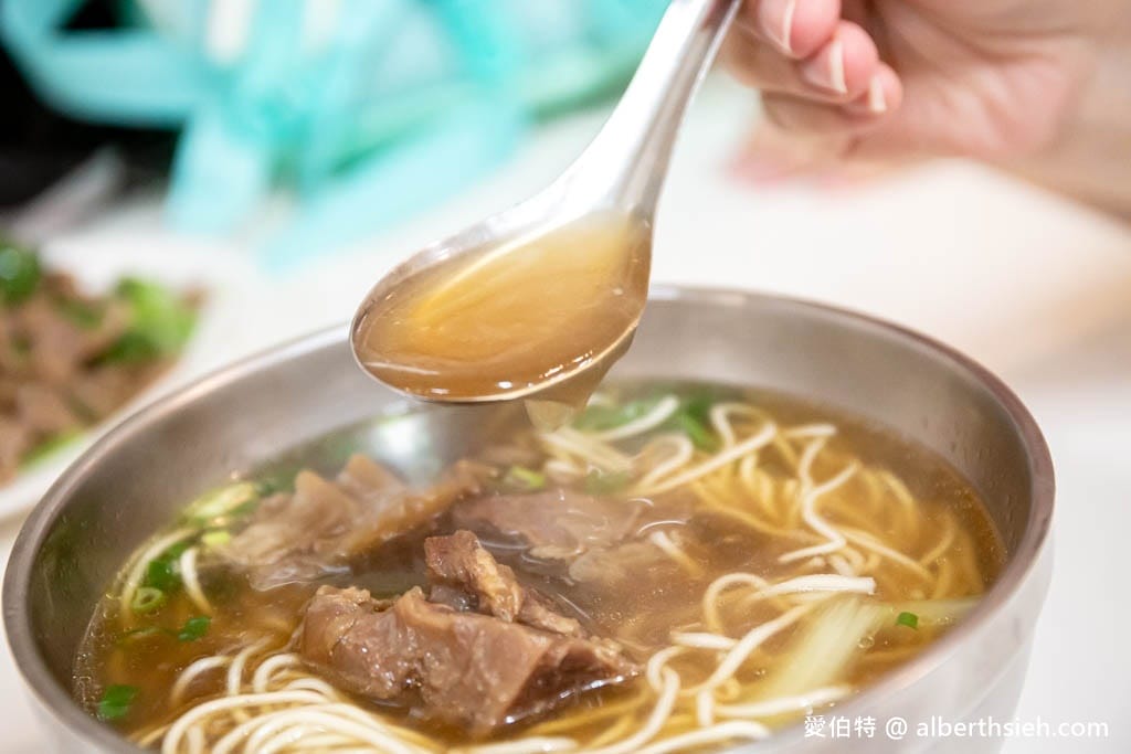高雄苓雅黃家牛肉麵｜午餐限定沙茶牛肉燴飯必點好吃
