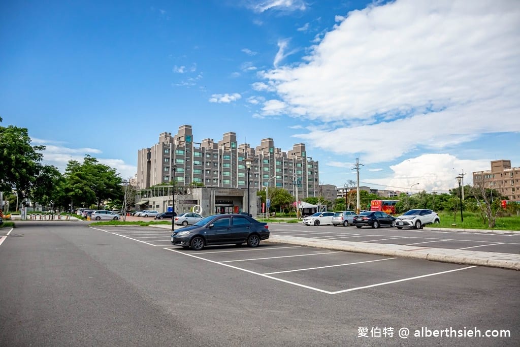 苗栗竹南獅山親子公園｜七彩火炎山溜滑梯，沙坑，玩水區