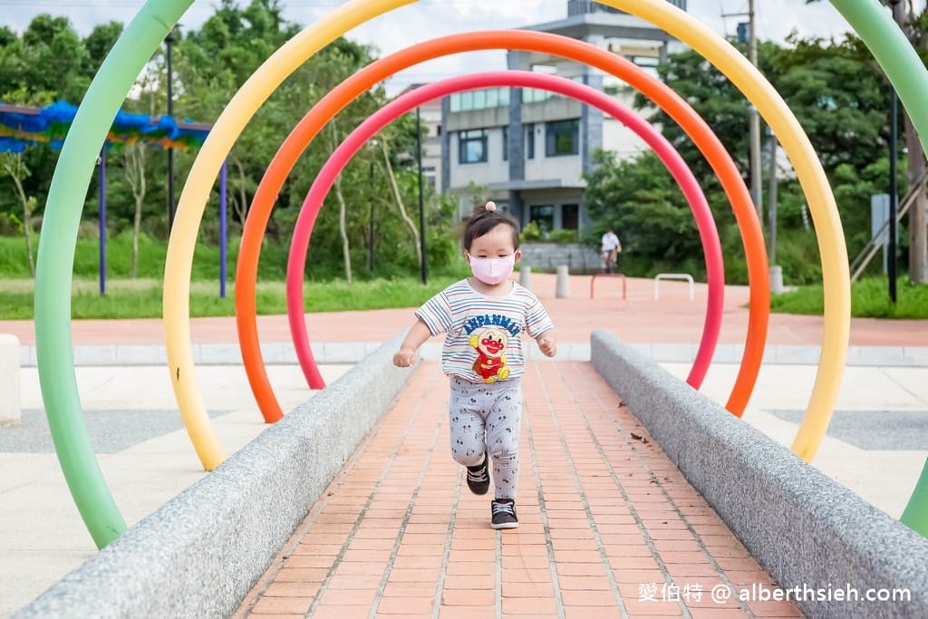 苗栗竹南獅山親子公園｜七彩火炎山溜滑梯，沙坑，玩水區