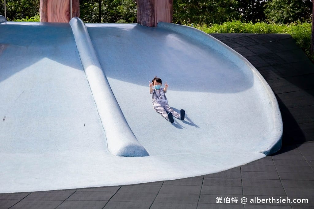 苗栗竹南獅山親子公園｜七彩火炎山溜滑梯，沙坑，玩水區