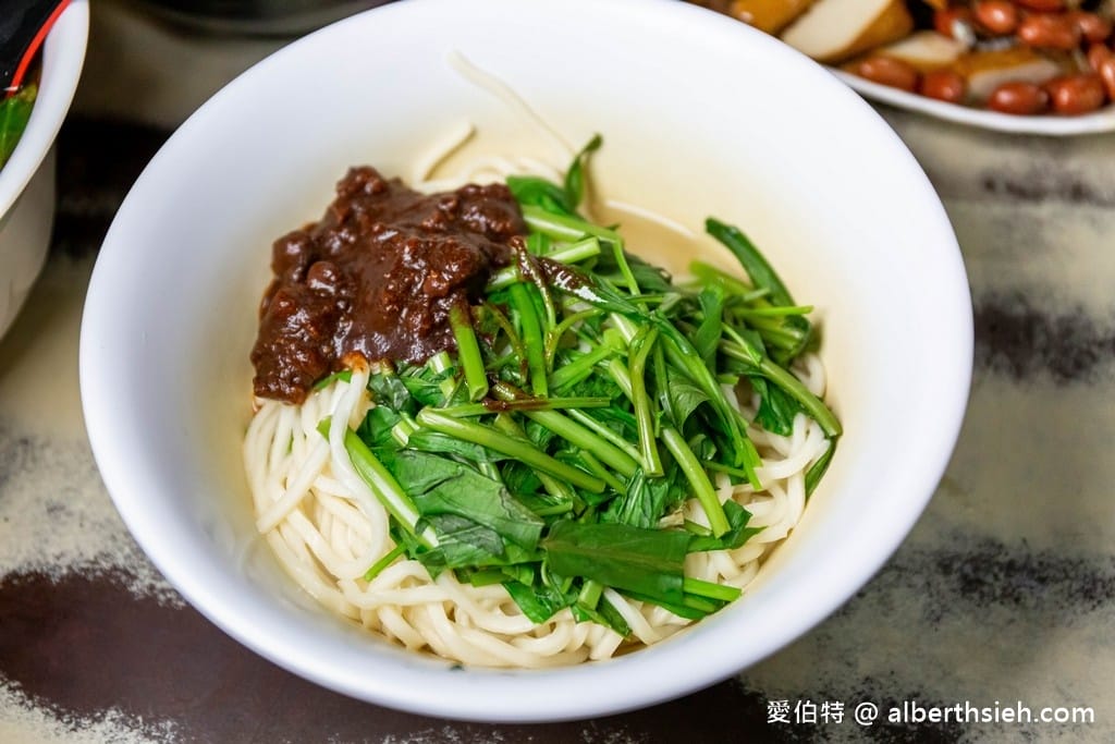 苗栗銅鑼韓鄉村牛肉麵｜價格實惠，湯頭濃厚，辣椒醬超對味
