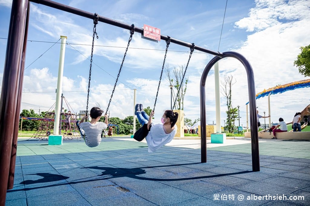 苗栗竹南獅山親子公園｜七彩火炎山溜滑梯，沙坑，玩水區