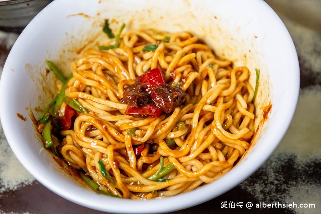 苗栗銅鑼韓鄉村牛肉麵｜價格實惠，湯頭濃厚，辣椒醬超對味