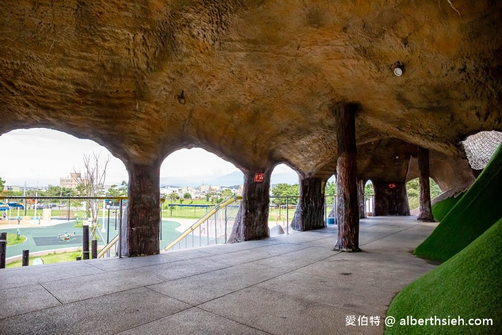 苗栗竹南獅山親子公園｜七彩火炎山溜滑梯，沙坑，玩水區