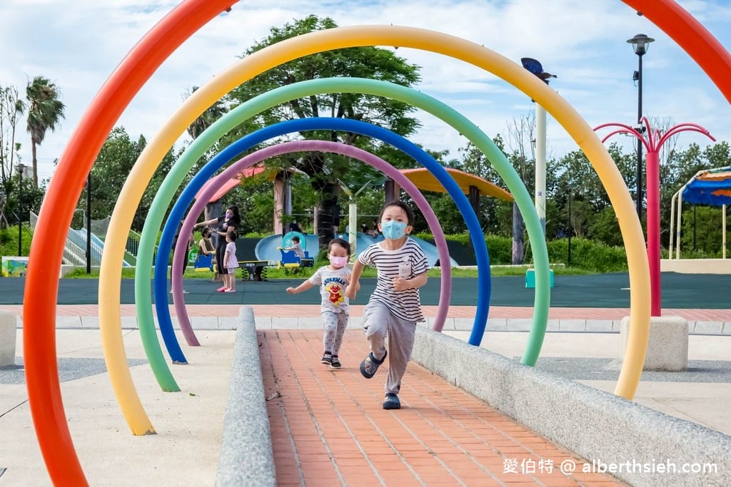 苗栗竹南獅山親子公園｜七彩火炎山溜滑梯，沙坑，玩水區