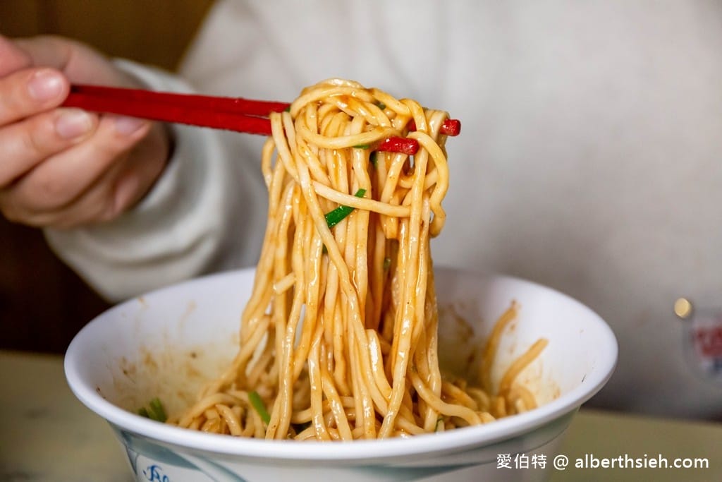 苗栗銅鑼韓鄉村牛肉麵｜價格實惠，湯頭濃厚，辣椒醬超對味