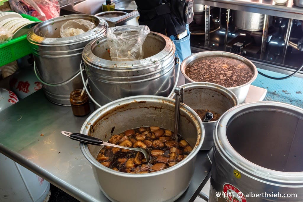 龜山羅媽媽早餐｜在地人狂推，份量超足的炒麵炒米粉