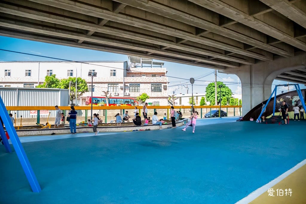 新屋頭洲魅力公園｜滑索×溜滑梯×挖沙×鞦韆台66線橋下公園