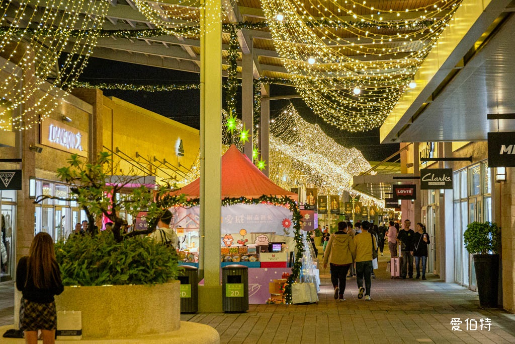 2025桃園華泰名品城聖誕節|20公尺聖誕樹,38攤飄雪市集美食,10週年煙火秀 @愛伯特
