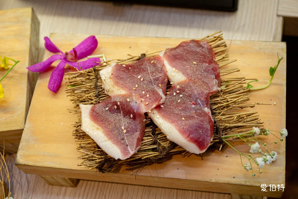 蘆竹燒肉道燒烤火鍋吃到飽|689元起,全台第一家軌道送餐 @愛伯特