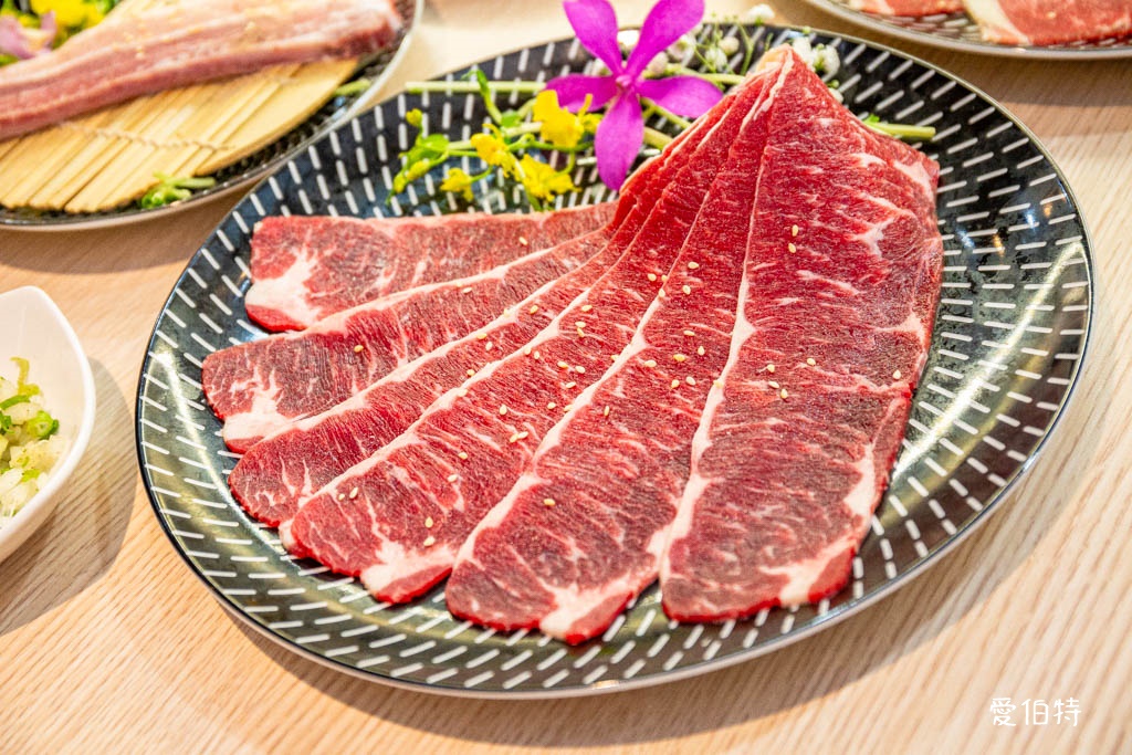 蘆竹燒肉道燒烤火鍋吃到飽｜689元起，全台第一家軌道送餐 @愛伯特