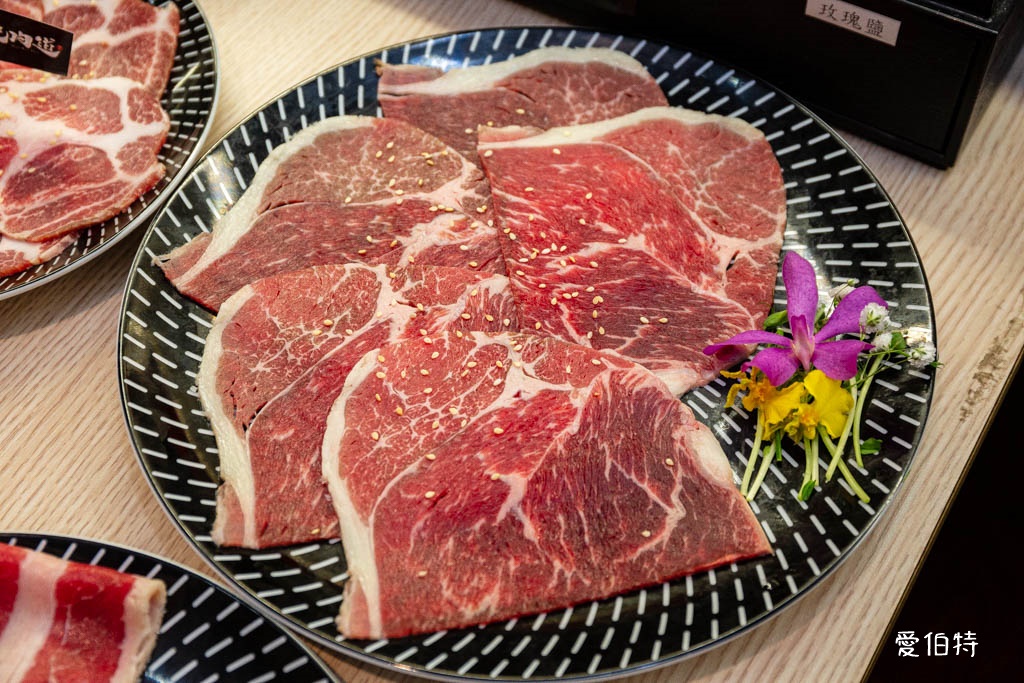 蘆竹燒肉道燒烤火鍋吃到飽|689元起,全台第一家軌道送餐 @愛伯特