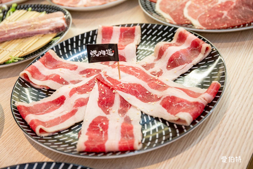 蘆竹燒肉道燒烤火鍋吃到飽|689元起,全台第一家軌道送餐 @愛伯特