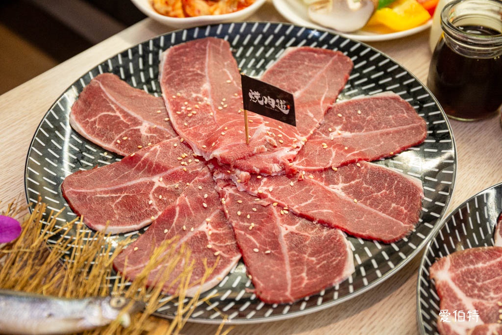 蘆竹燒肉道燒烤火鍋吃到飽|689元起,全台第一家軌道送餐 @愛伯特