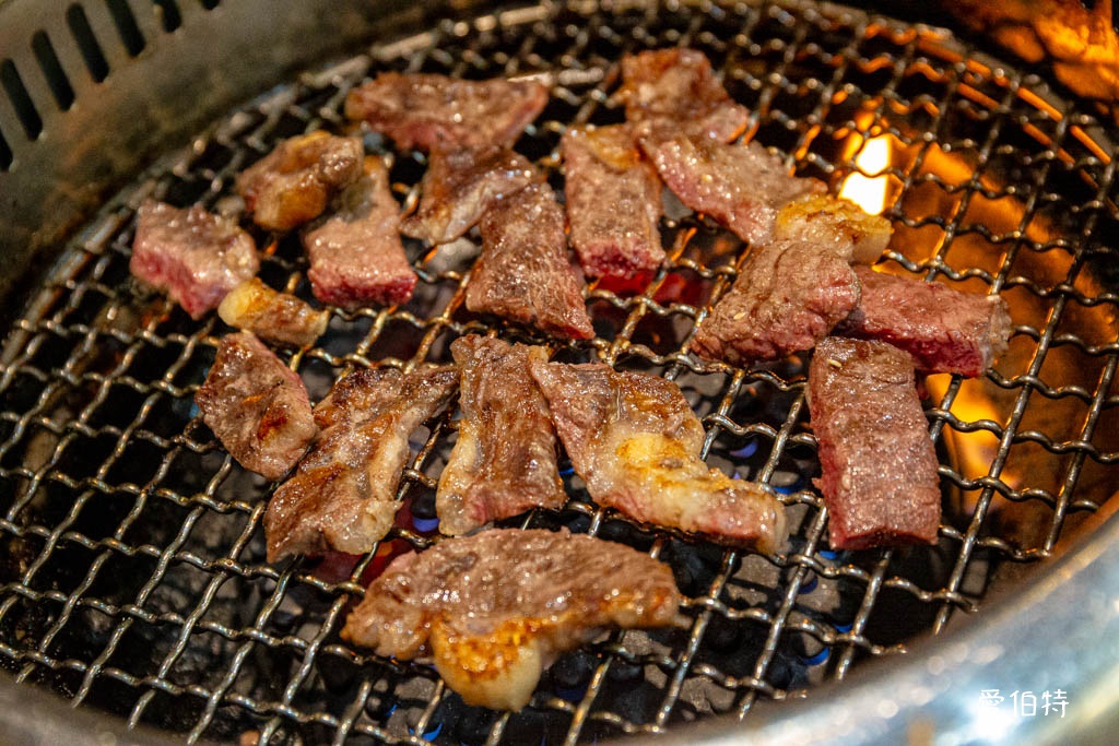 蘆竹燒肉道燒烤火鍋吃到飽|689元起,全台第一家軌道送餐 @愛伯特